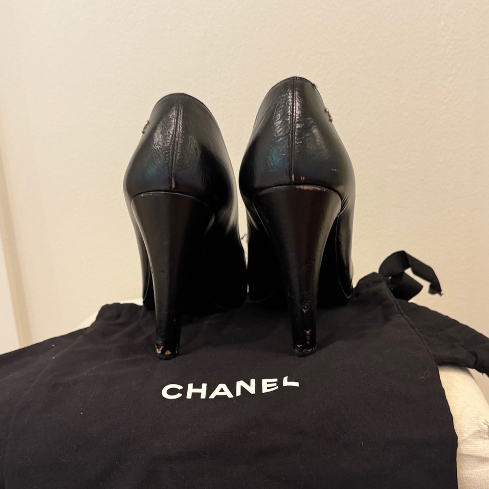CHANEL Black Patent Leather Pointed Toe Pumps - Picture 2 of 5